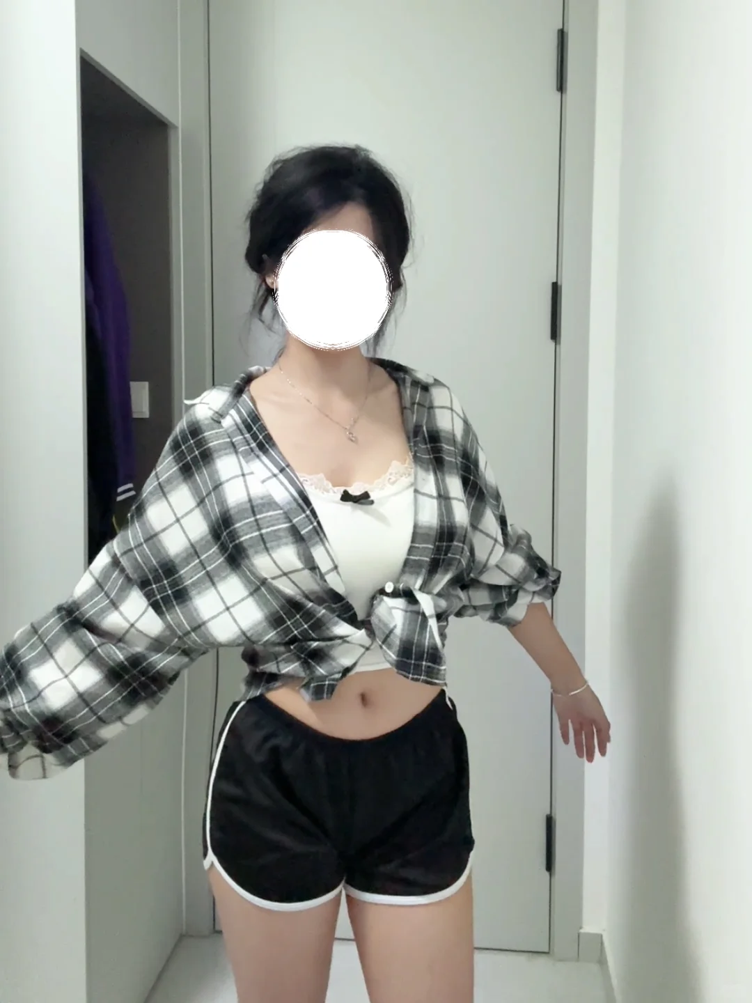 纯欲辣妹格纹叠穿法