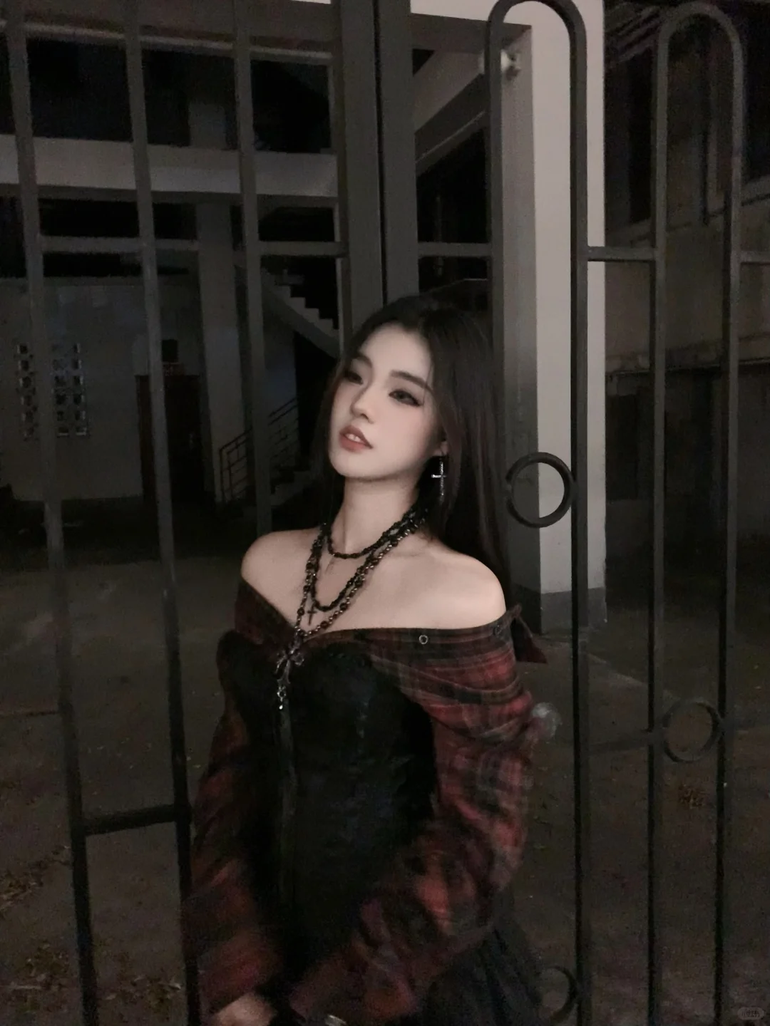 便宜衣服贵贵穿-胸衣衬衫叠穿哥特暗黑造型