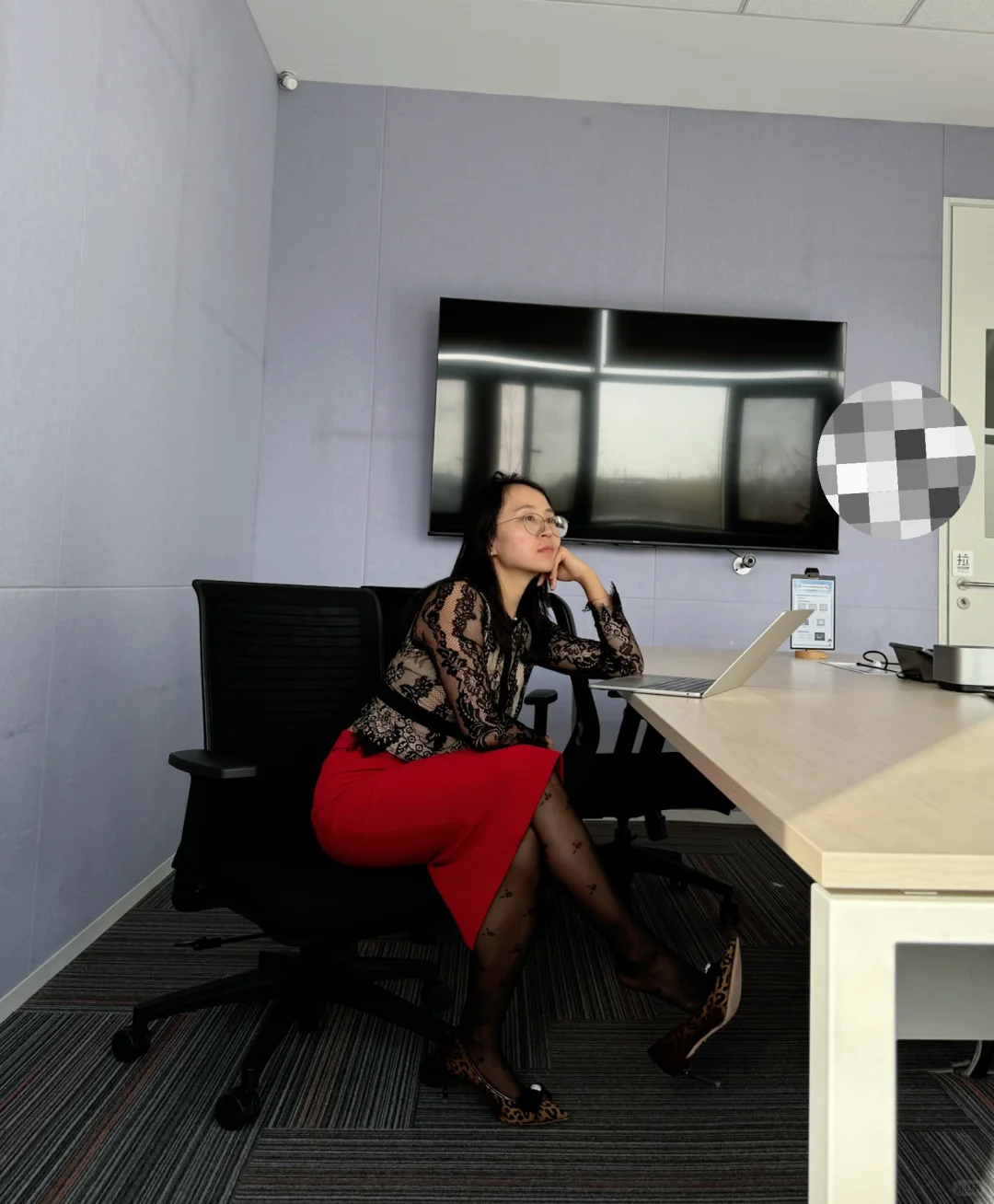 穿着黑色蕾丝和红裙来一组加班照