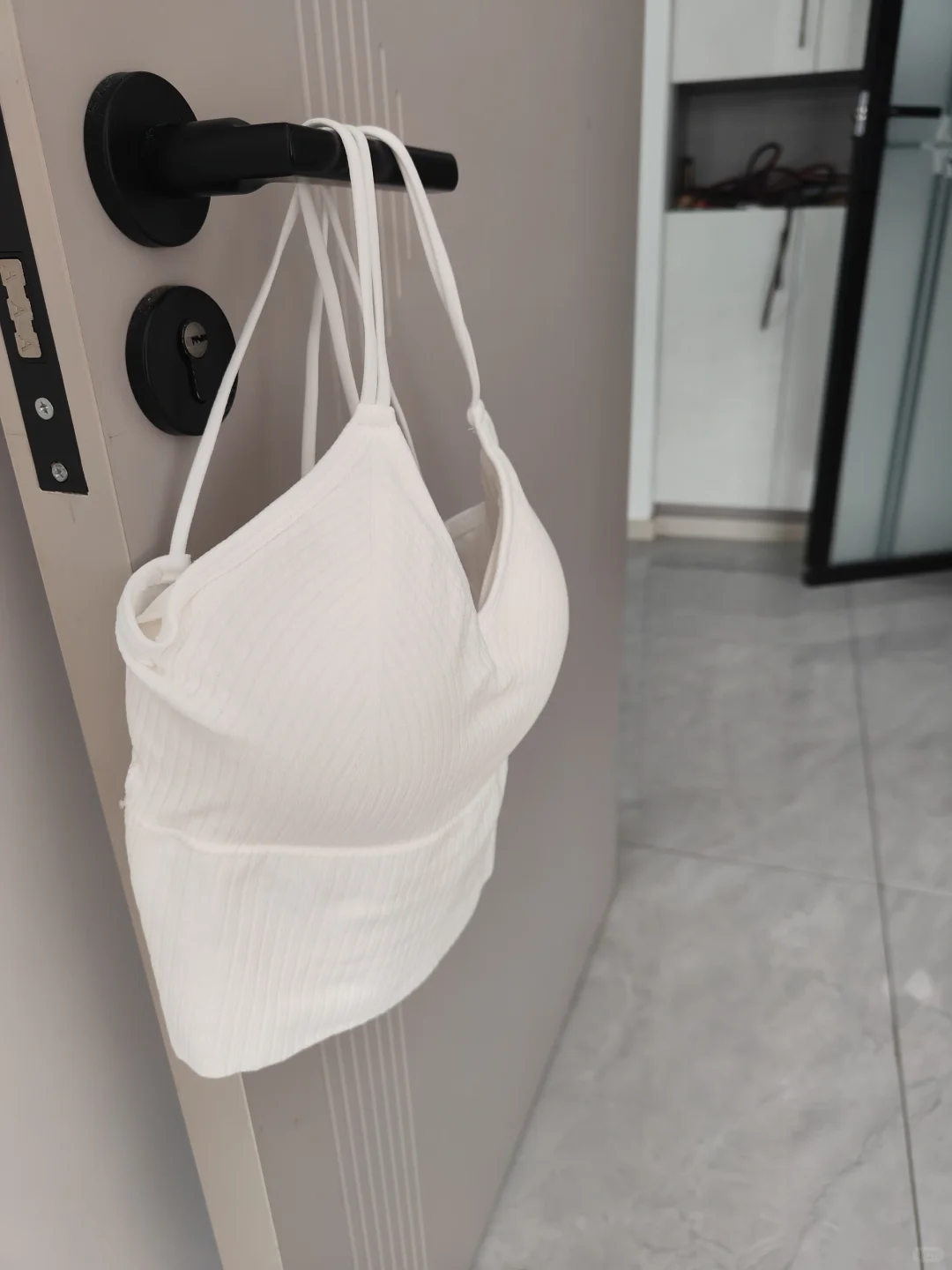 白色吊带背心的温柔日常