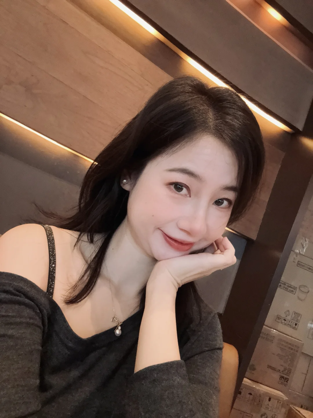 我的手机自拍｜维秘内衣肩带好闪