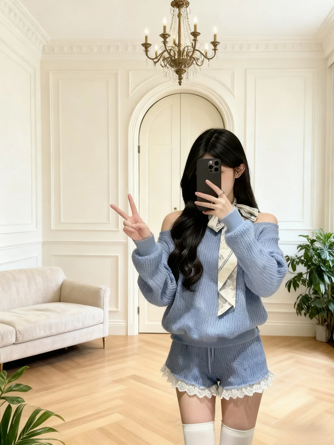 露肩针上衣+蕾丝边短裤，温柔松弛感穿搭