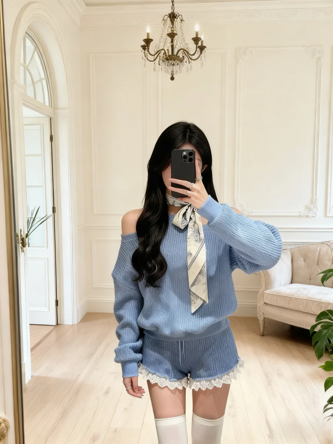 露肩针上衣+蕾丝边短裤，温柔松弛感穿搭