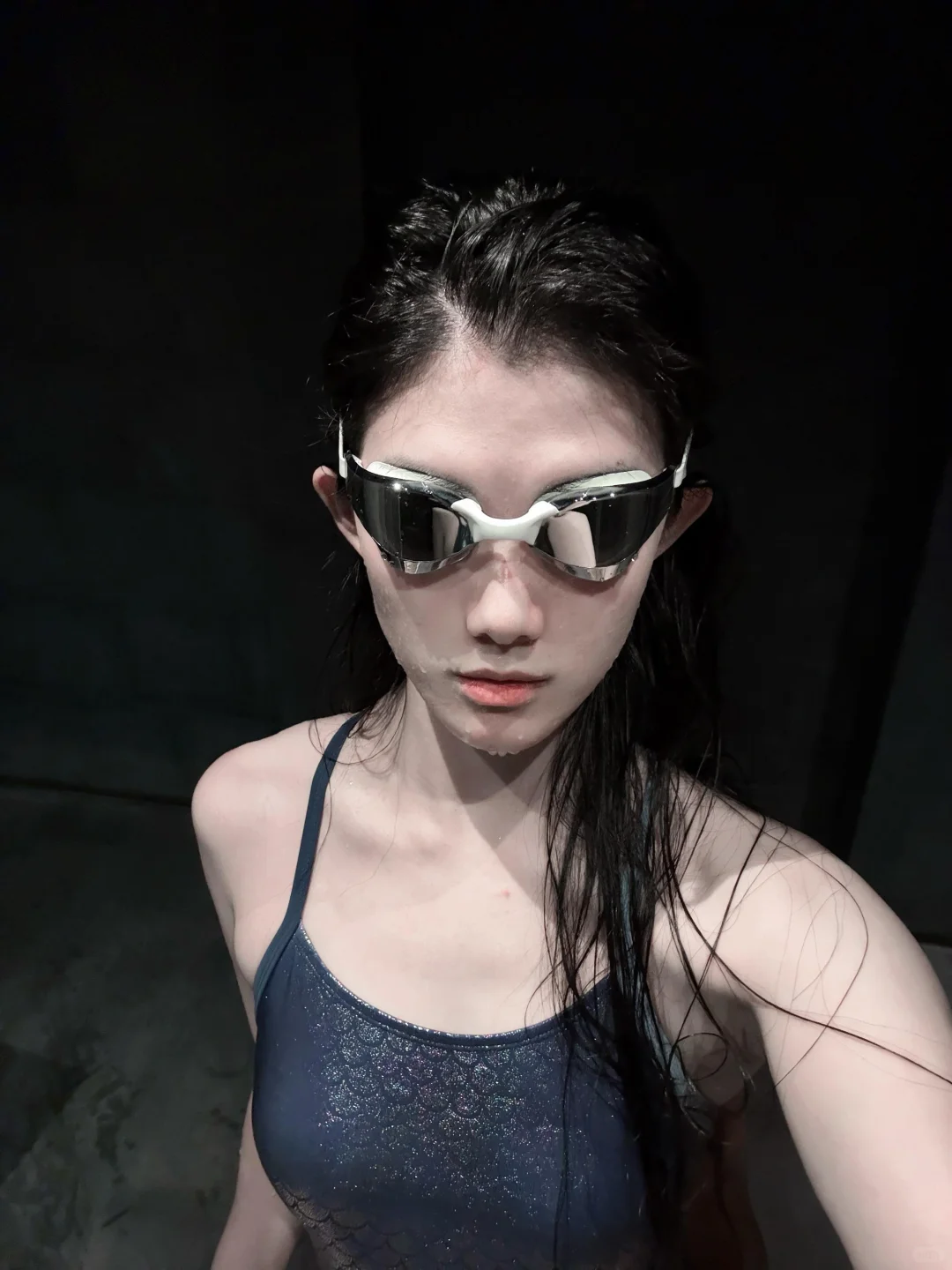 不是说戴上泳镜颜值下滑80%吗？