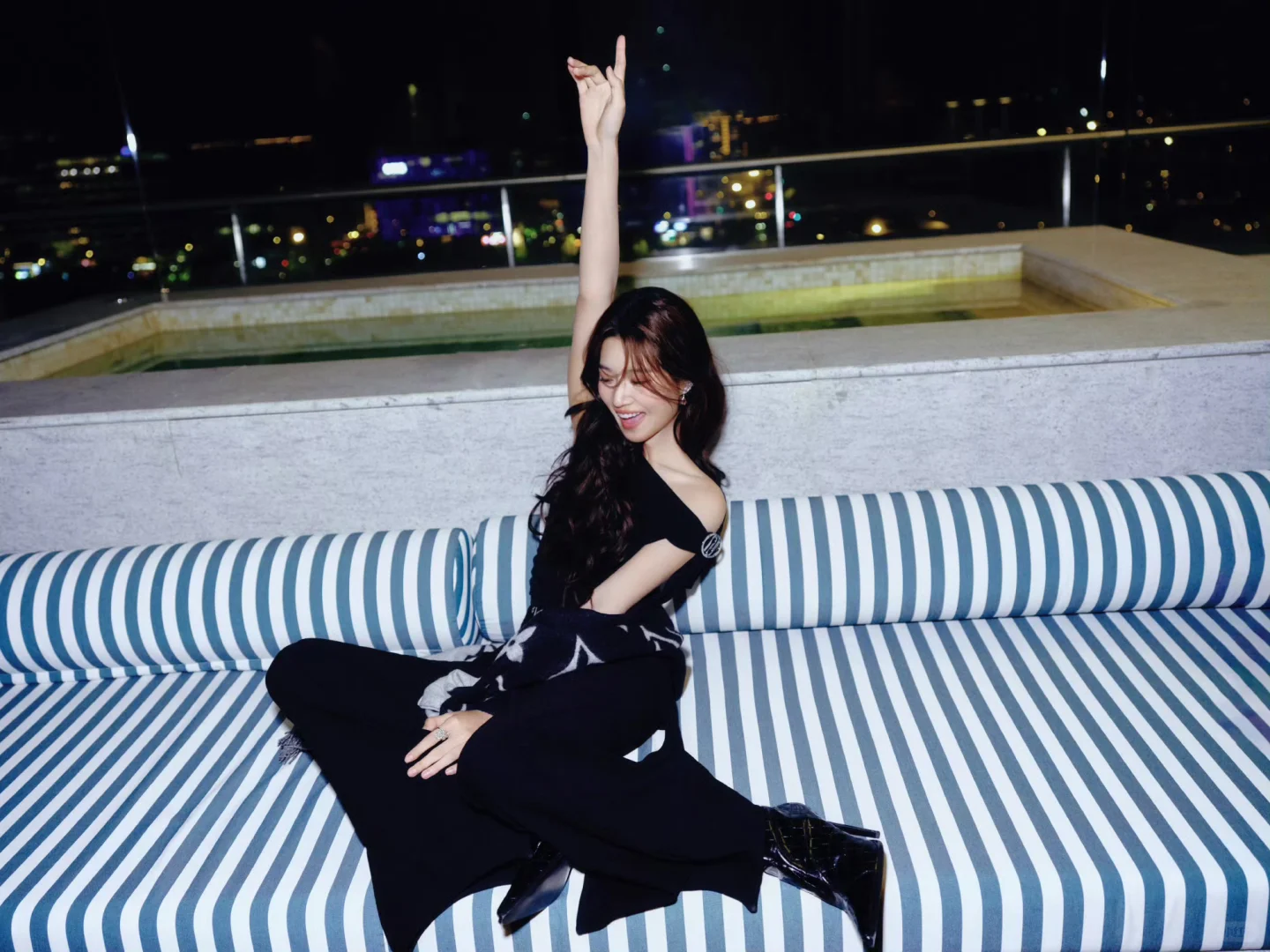 卢昱晓悦游晚宴造型，小露性感迷人