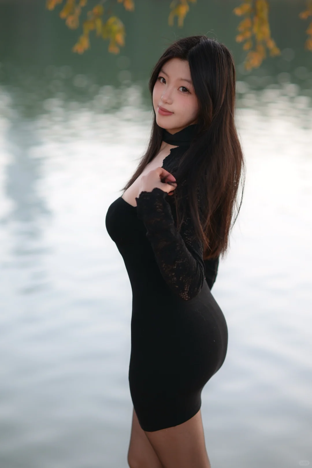 秋日湖边野系美人 包臀裙一穿谁都不爱