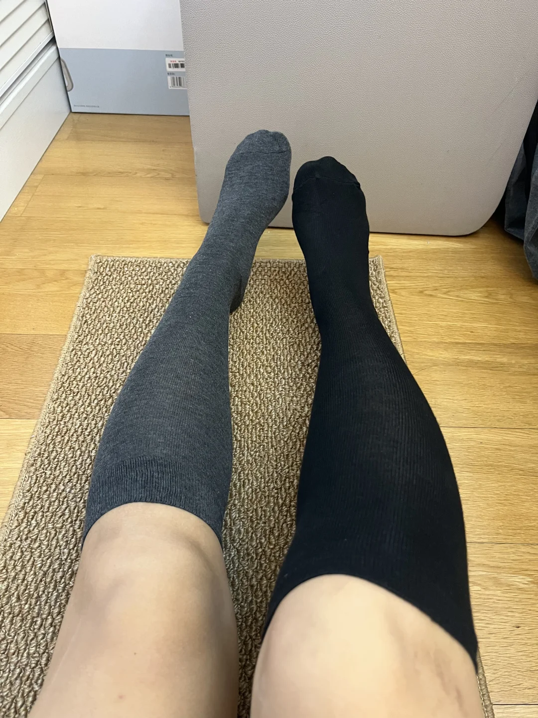 小腿袜二选一，黑色VS深灰色哪个显腿瘦