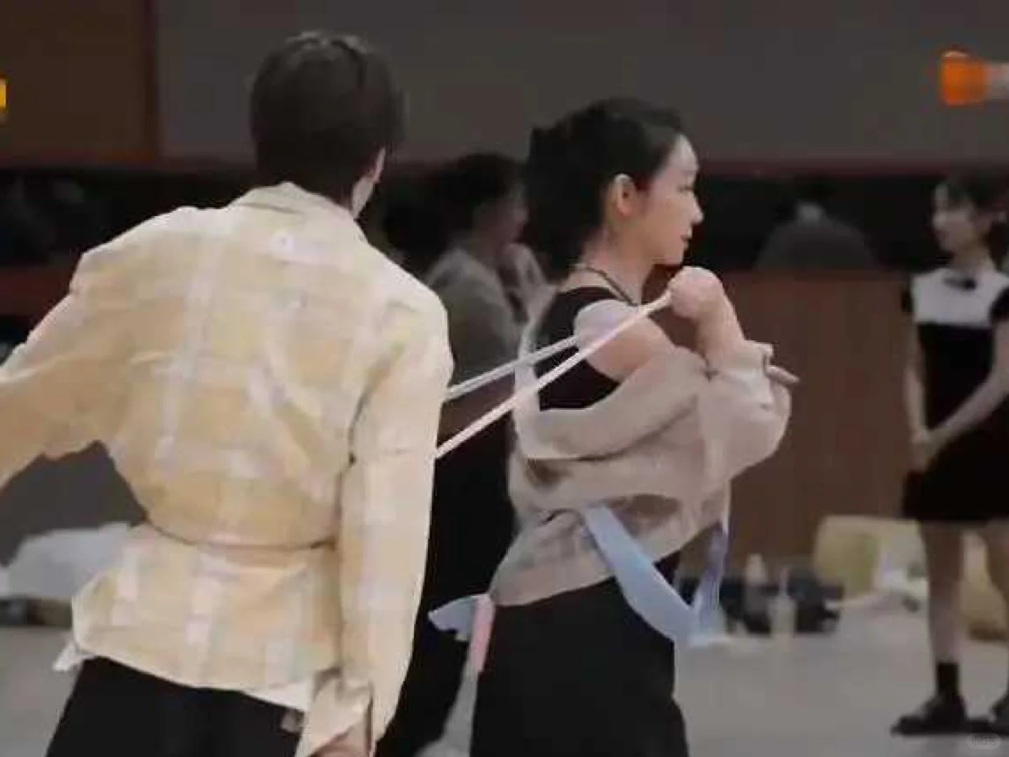 秦海璐教戏：弹力带间尽显媚态与专业