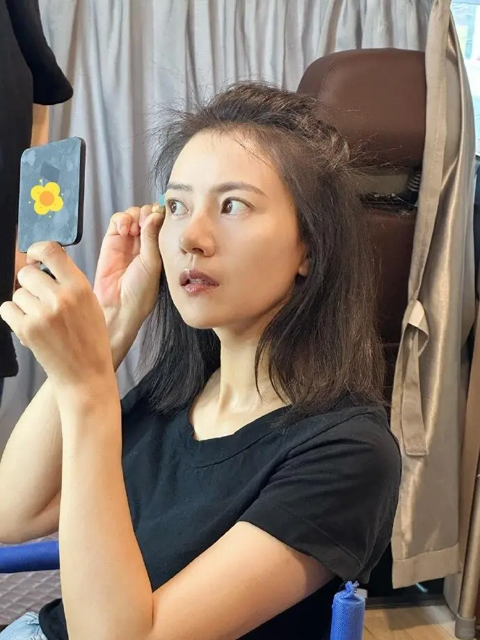 45岁的高圆圆状态绝了！素颜出镜嫩得像少女，