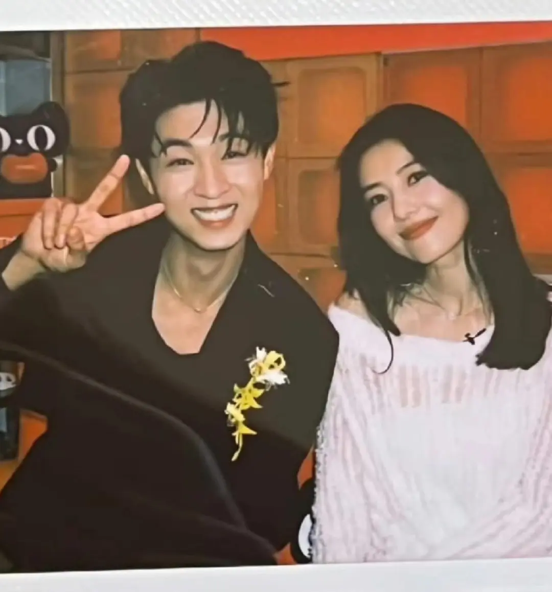 45岁的高圆圆状态绝了！素颜出镜嫩得像少女，