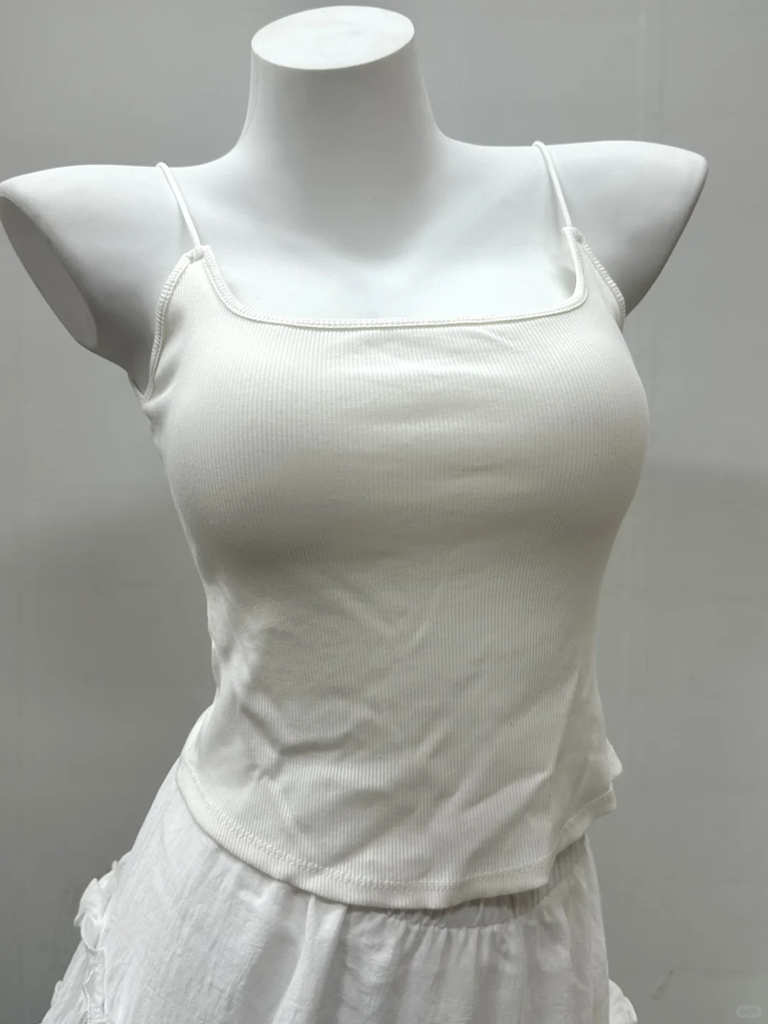 颜色基础款式就不基础的交叉吊带～