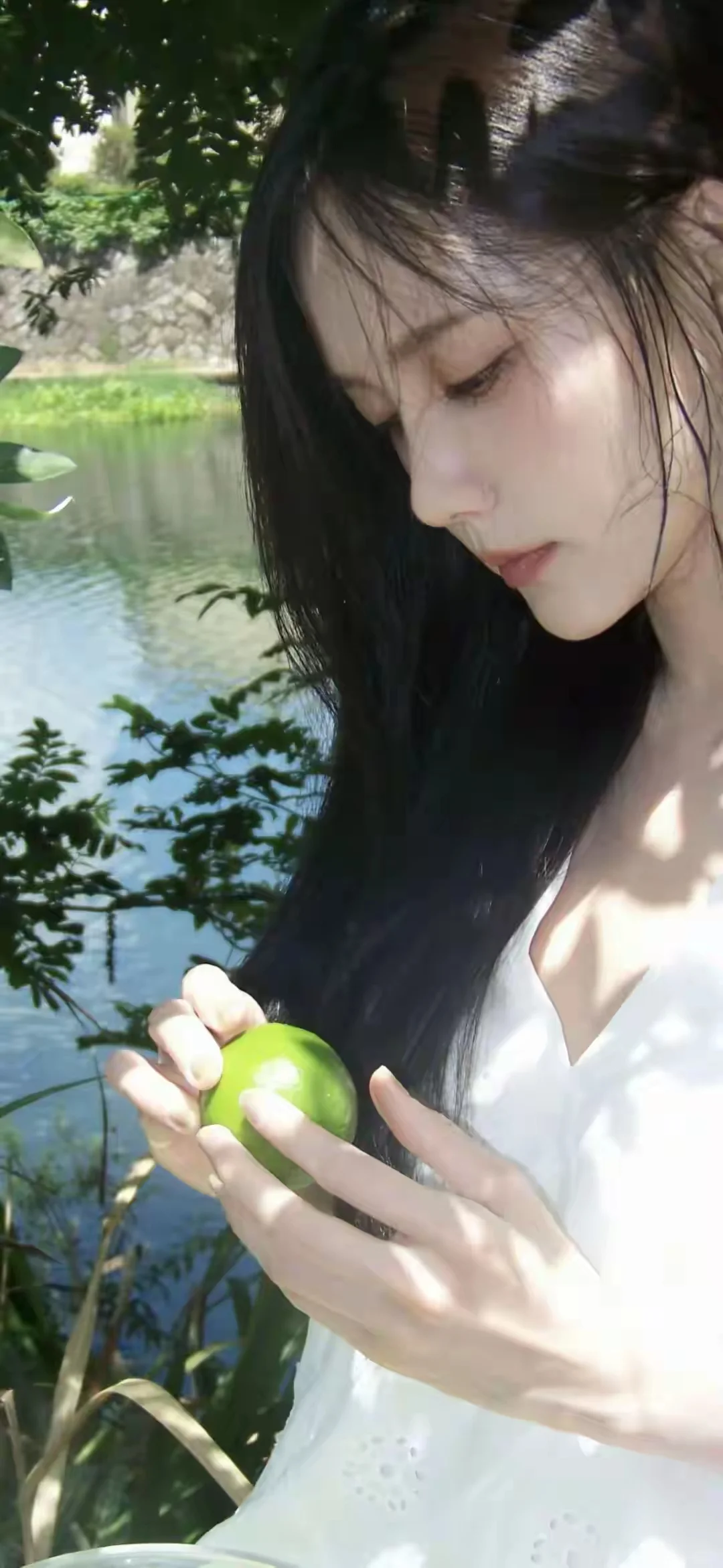 李一桐惊艳写真，秀出婀娜身段，优雅多姿，