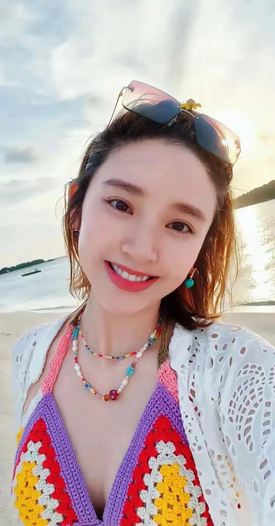 唐艺昕海边清凉穿搭，甜美性感，活力四射