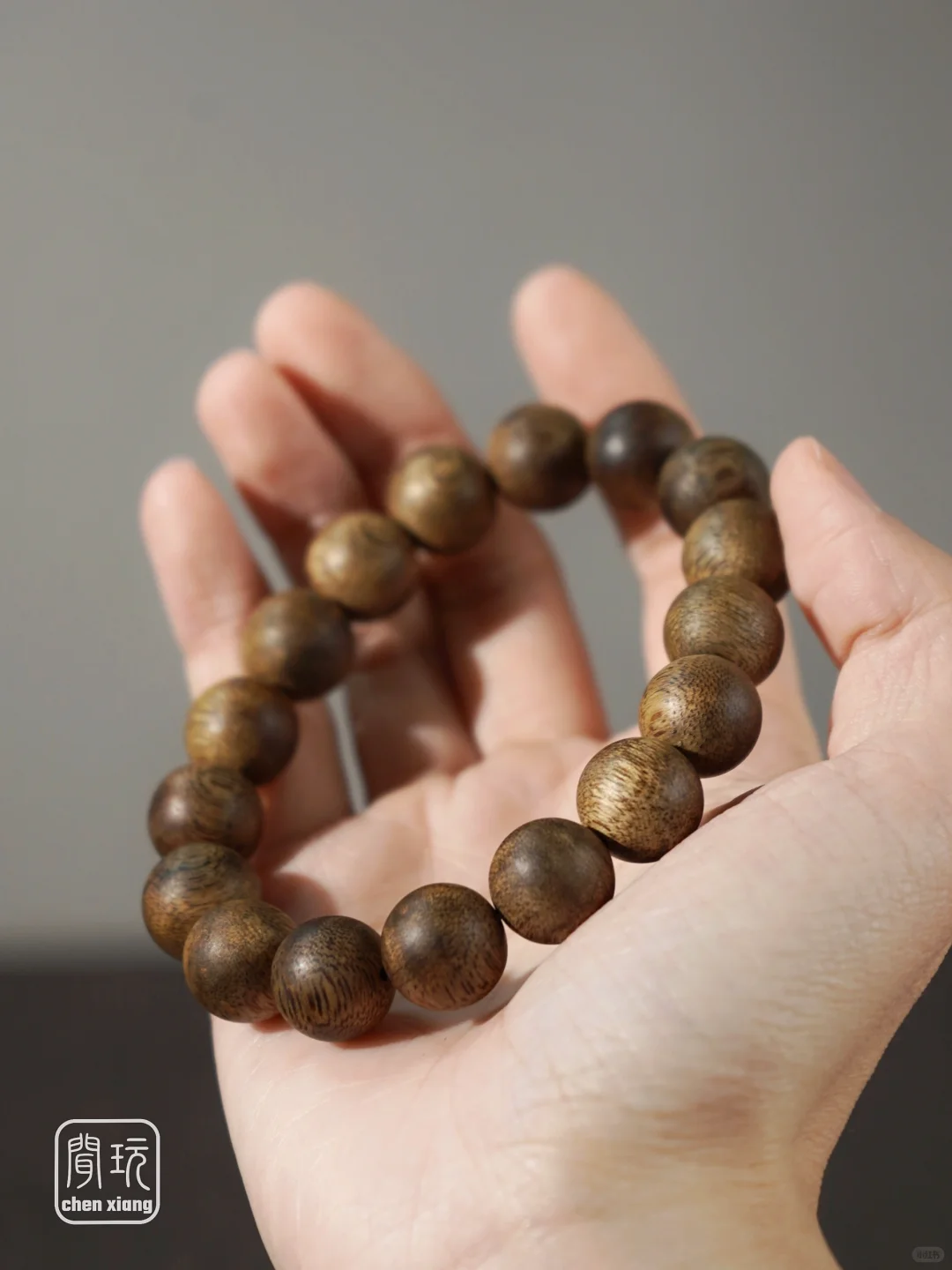 奶奶说，女子戴沉香手串既好看又有福气～