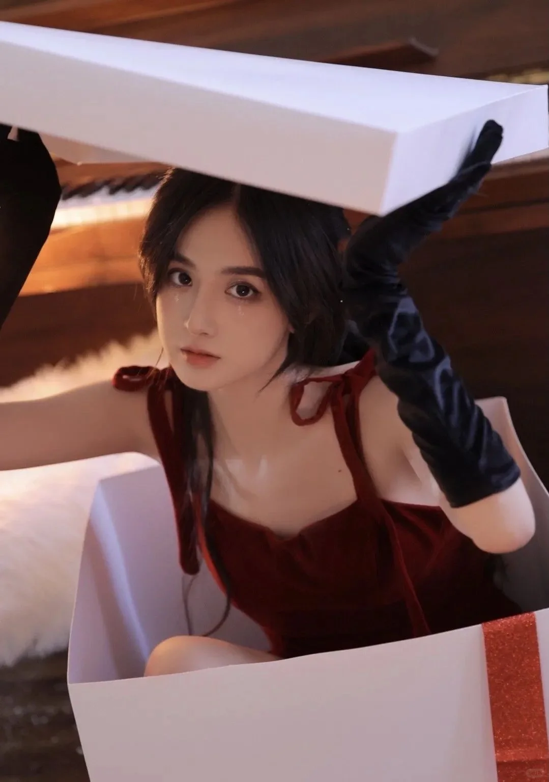 圣诞节的尤物高清小姐姐红色诱惑写真