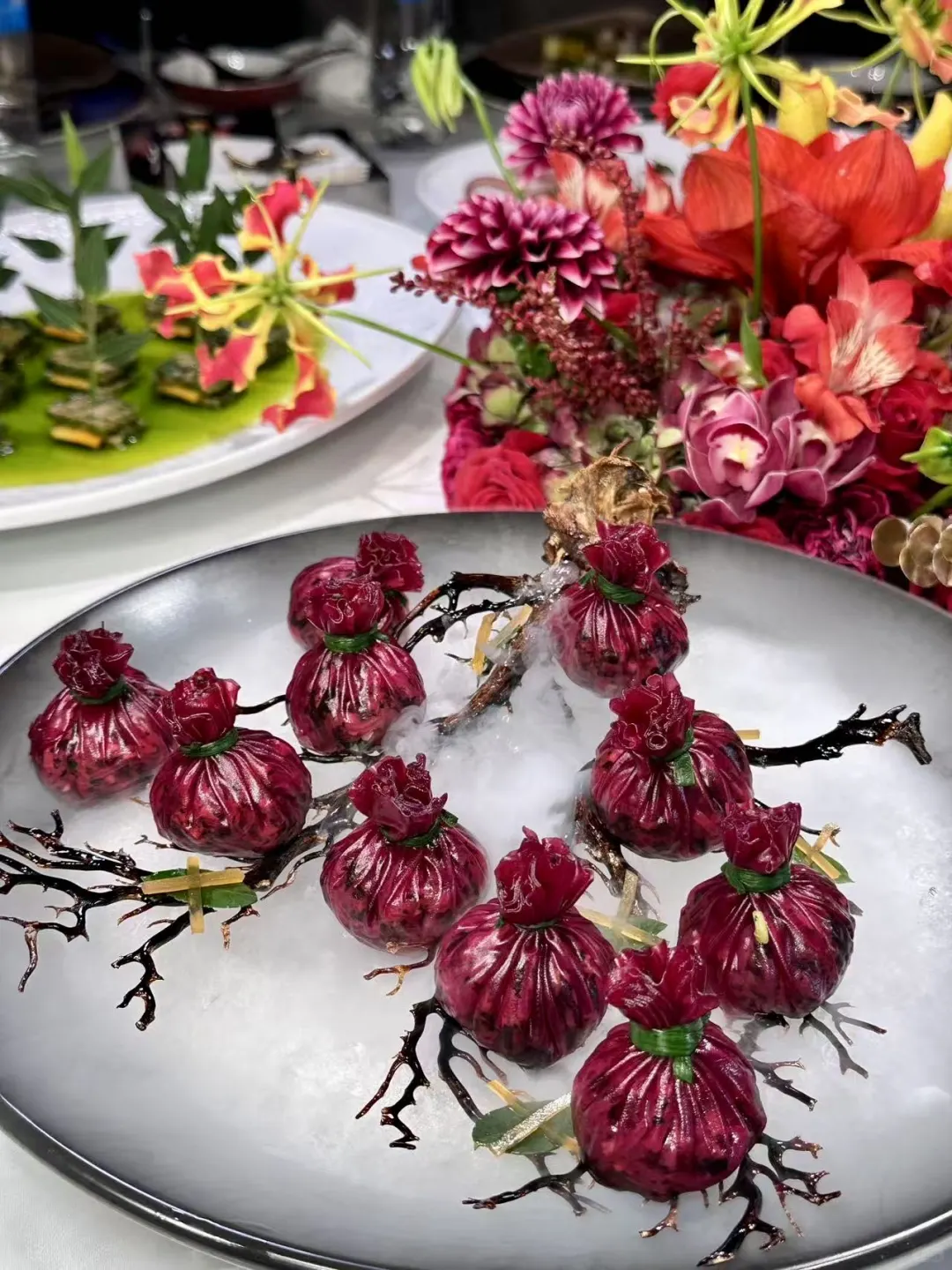 不是吧！在成都吃川菜还要人带？