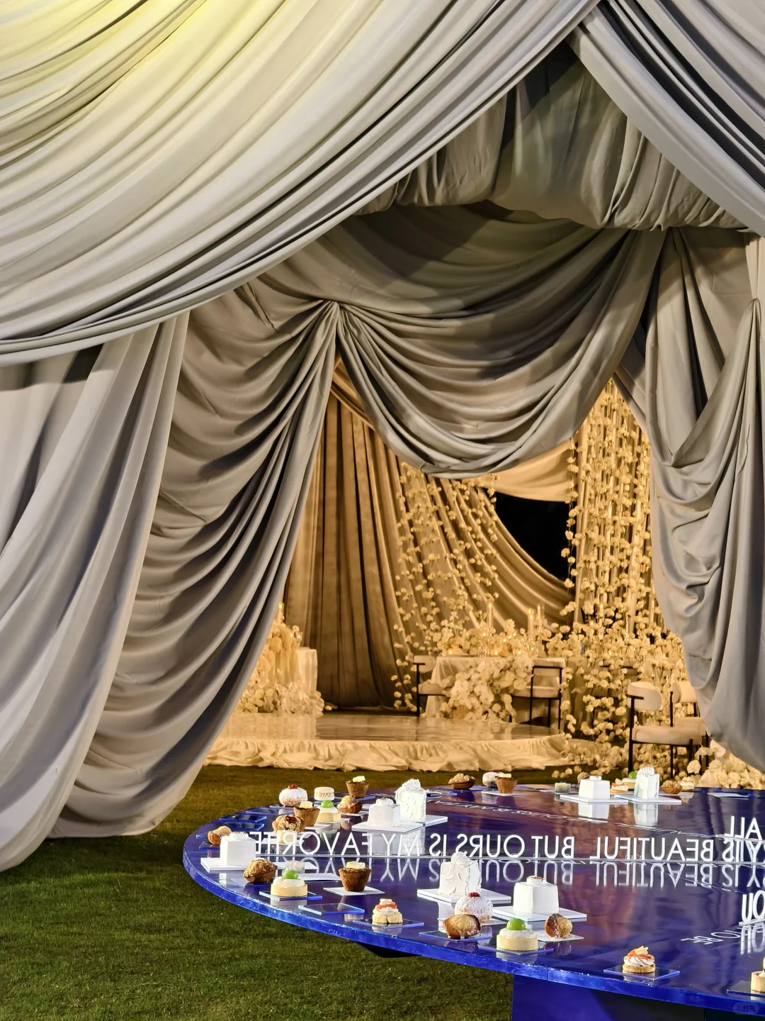 3万6千支白玫瑰绽放在巴厘岛soori的海边