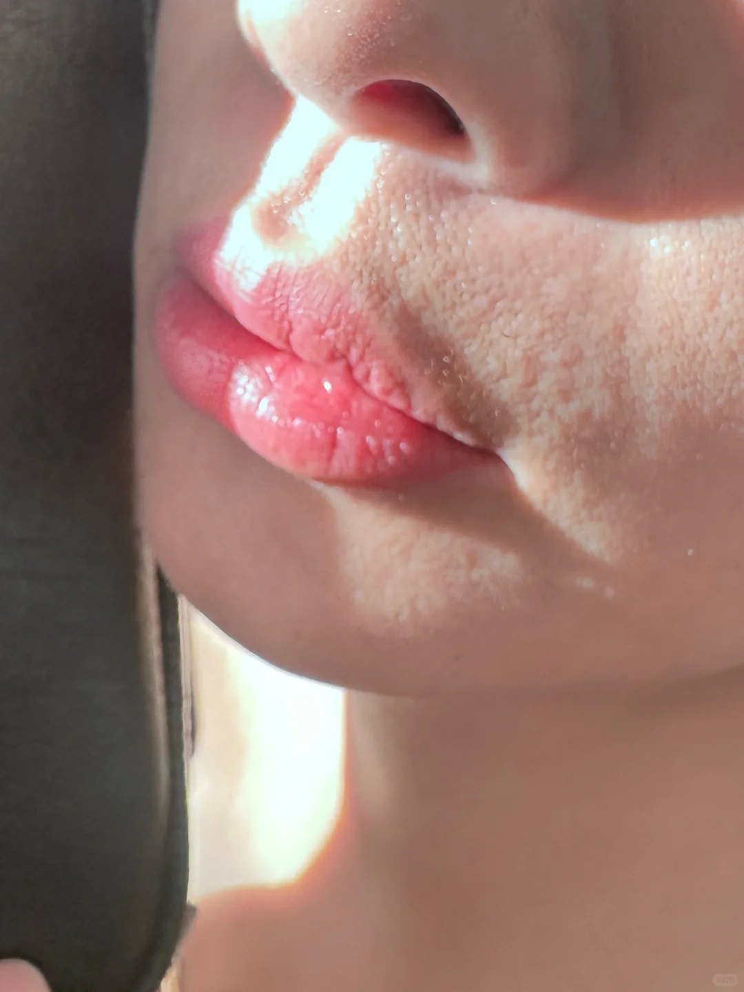 阳光照在我娇艳的嘴唇上 这颜色是纹上去滴