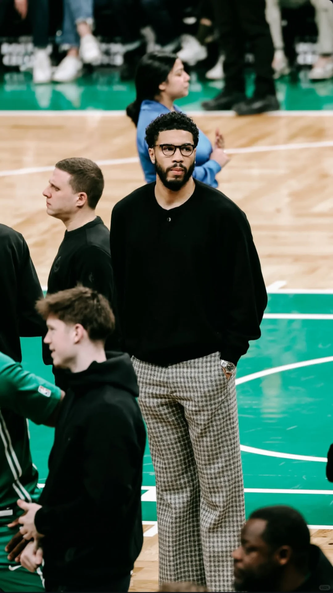 小卷毛黑毛衣+格子裤+撩妹眼镜📷