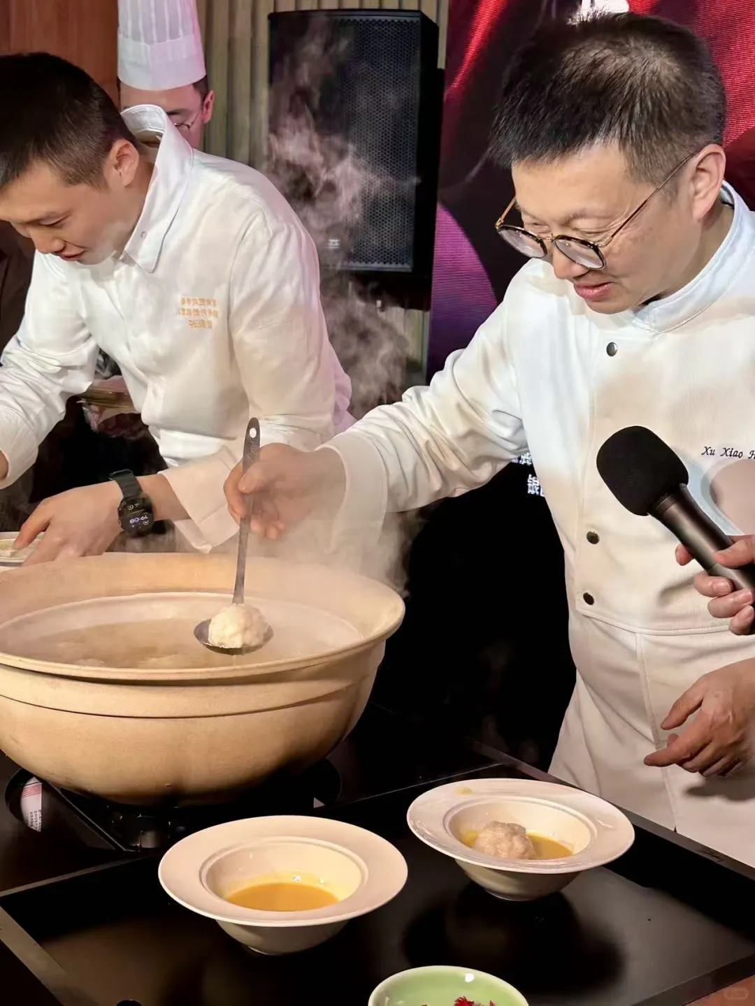 不是吧！在成都吃川菜还要人带？