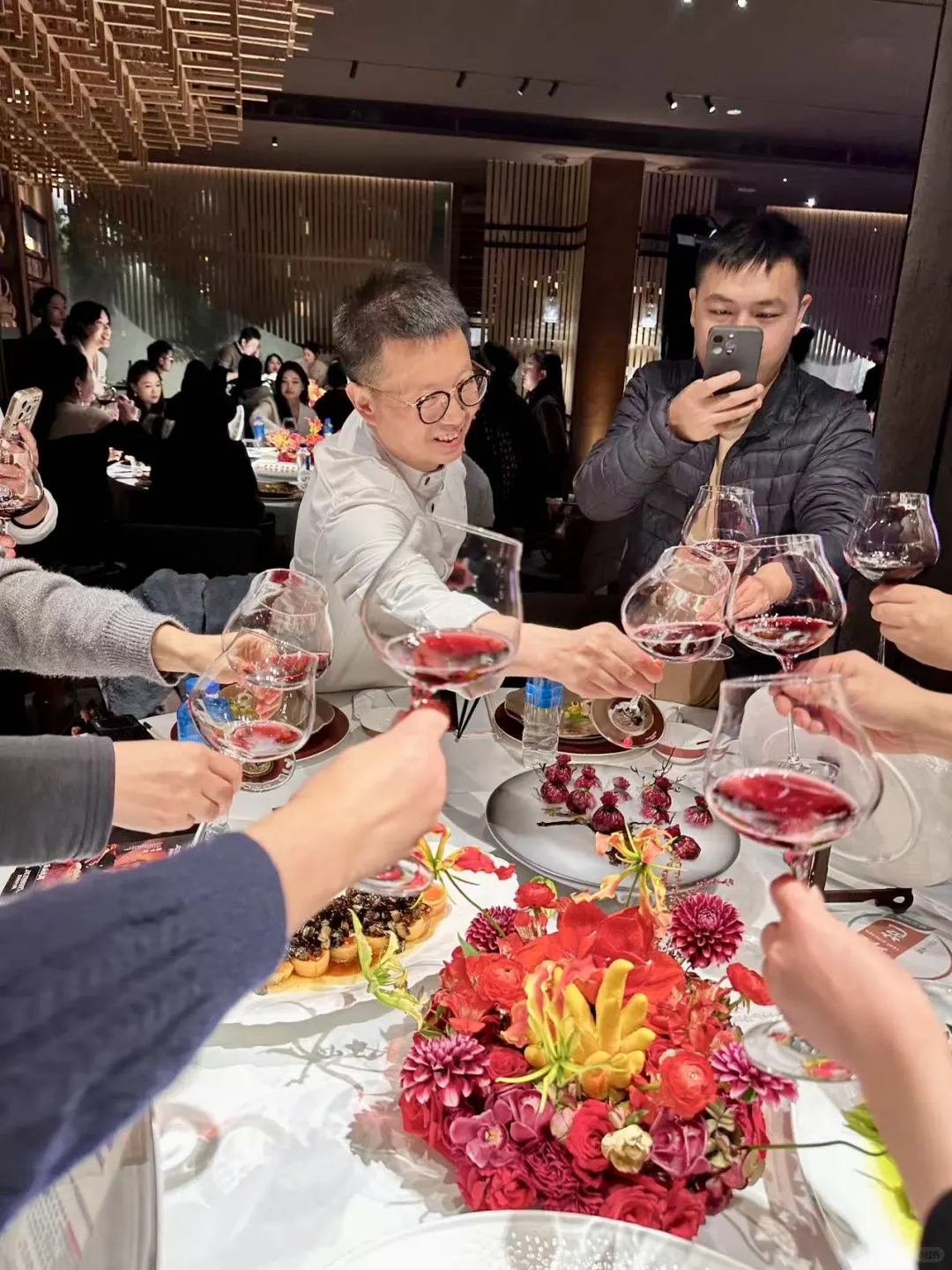 不是吧！在成都吃川菜还要人带？