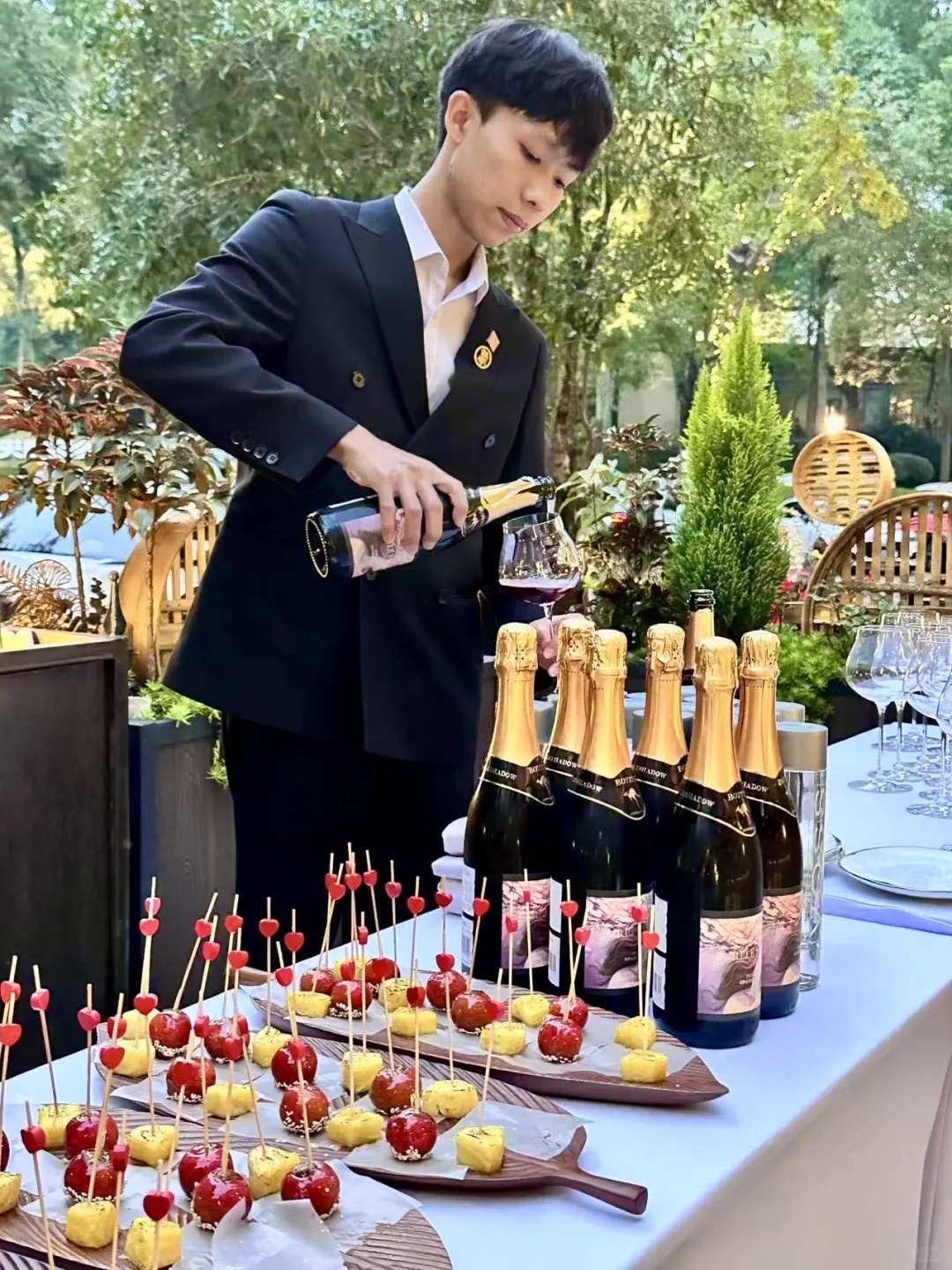 不是吧！在成都吃川菜还要人带？