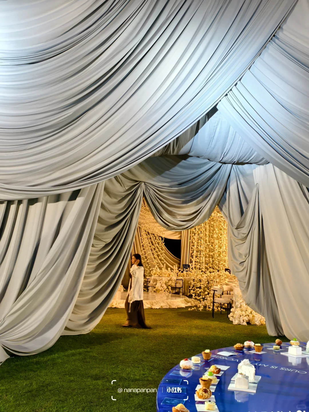 3万6千支白玫瑰绽放在巴厘岛soori的海边