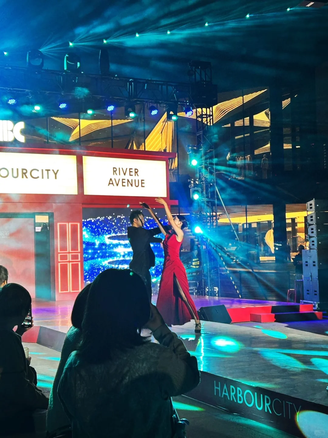 谁懂啊！广州江边这场大秀直接美到窒息🌉