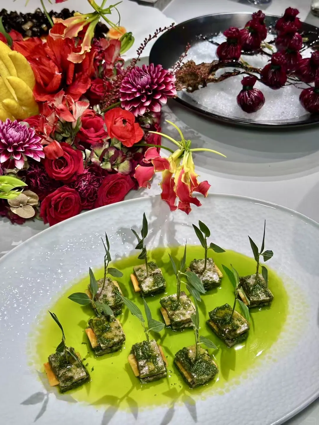 不是吧！在成都吃川菜还要人带？