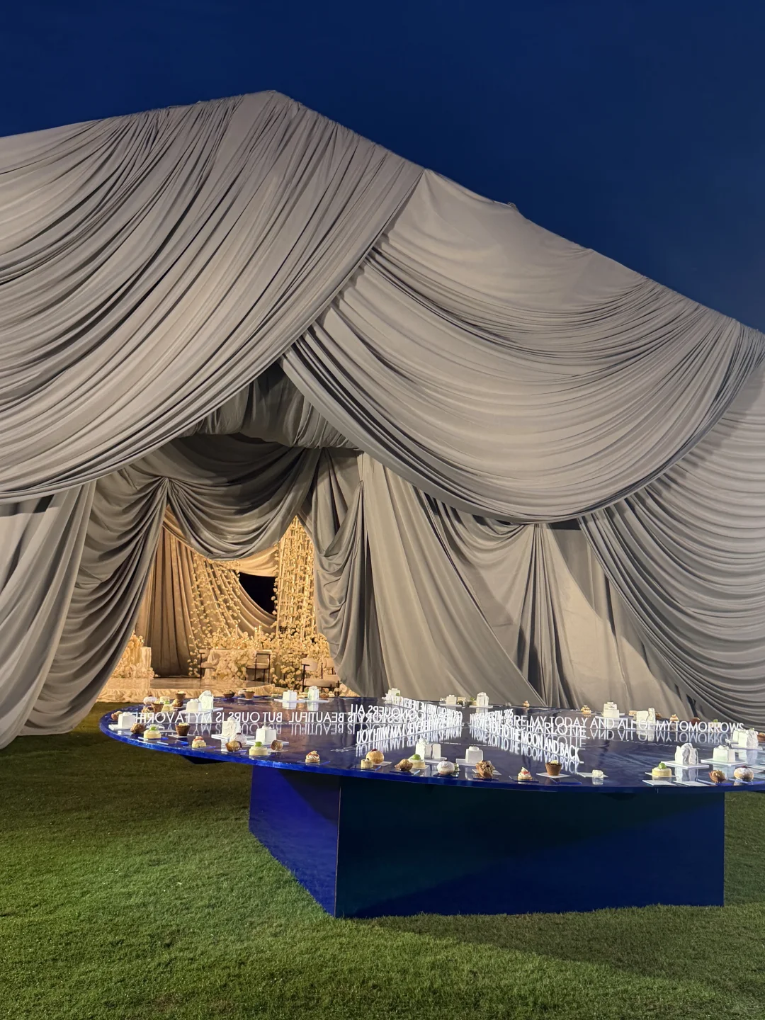 3万6千支白玫瑰绽放在巴厘岛soori的海边