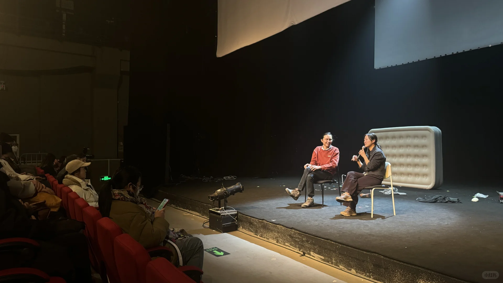 她想要被看见的，是她内心的狼狈