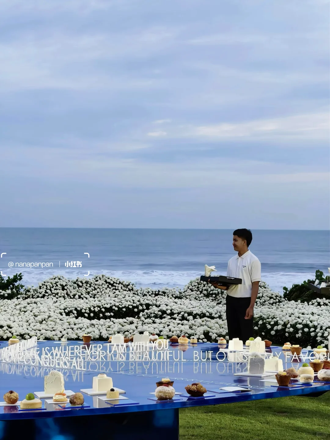 3万6千支白玫瑰绽放在巴厘岛soori的海边