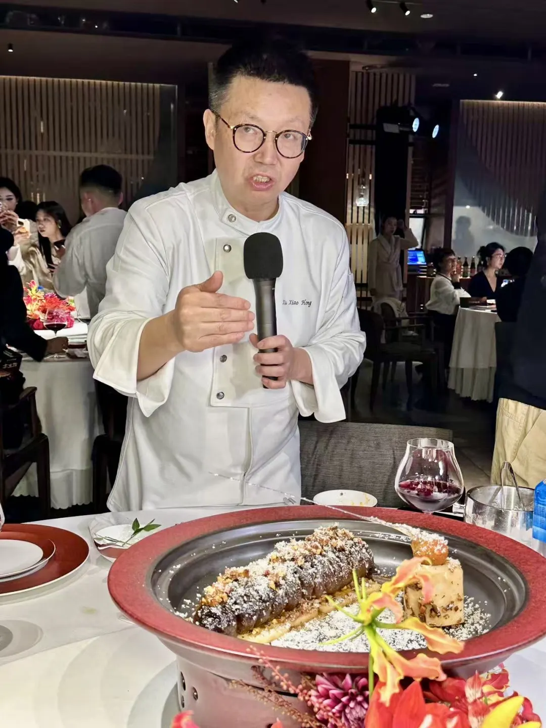 不是吧！在成都吃川菜还要人带？