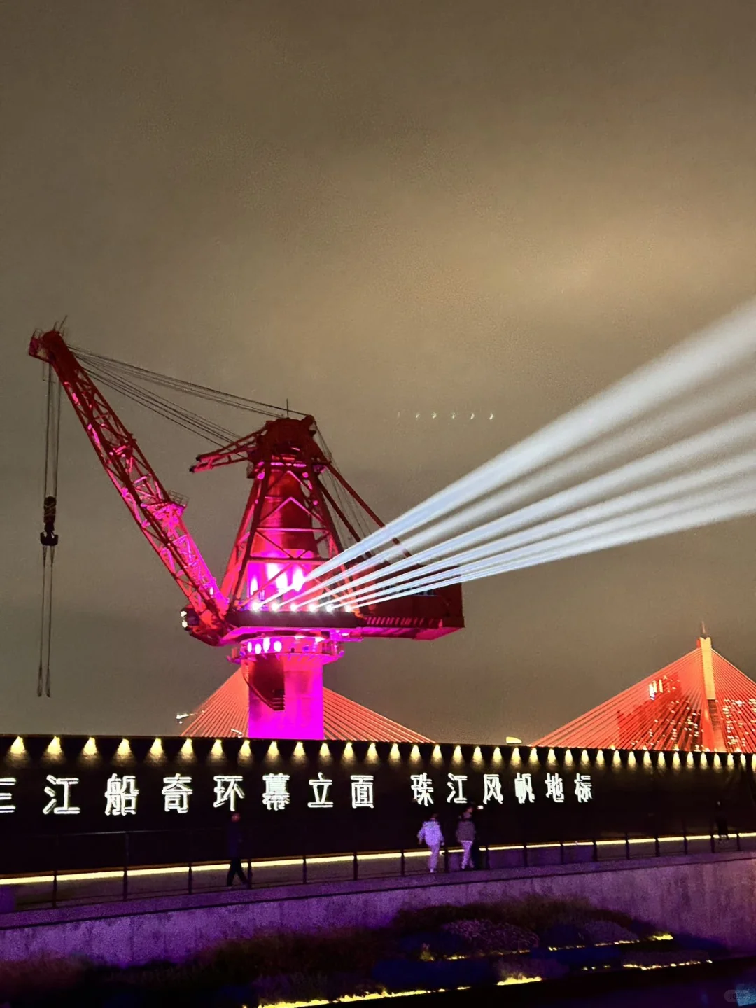 谁懂啊！广州江边这场大秀直接美到窒息🌉