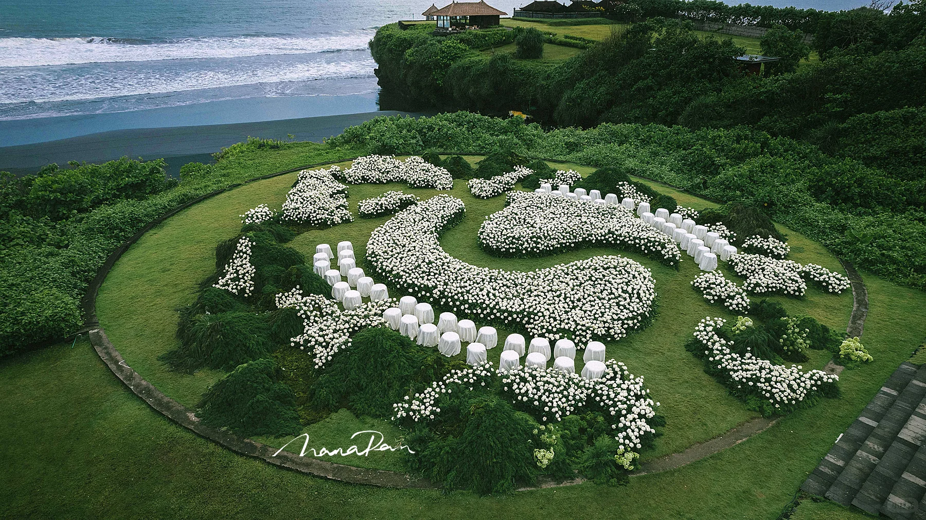 3万6千支白玫瑰绽放在巴厘岛soori的海边