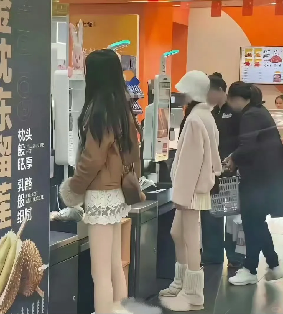 为啥现在大学生都喜欢这样穿呀，有人清楚不？