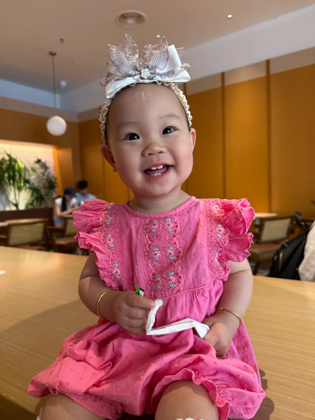 没有头发的一岁小女宝也能穿上漂亮的小裙子