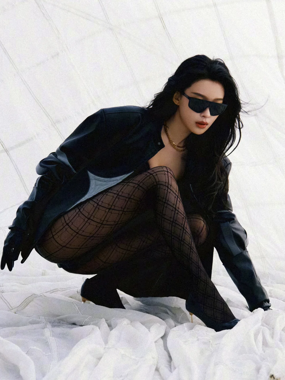 女明星孙怡黑色蕾丝方格超薄渔网丝袜写真