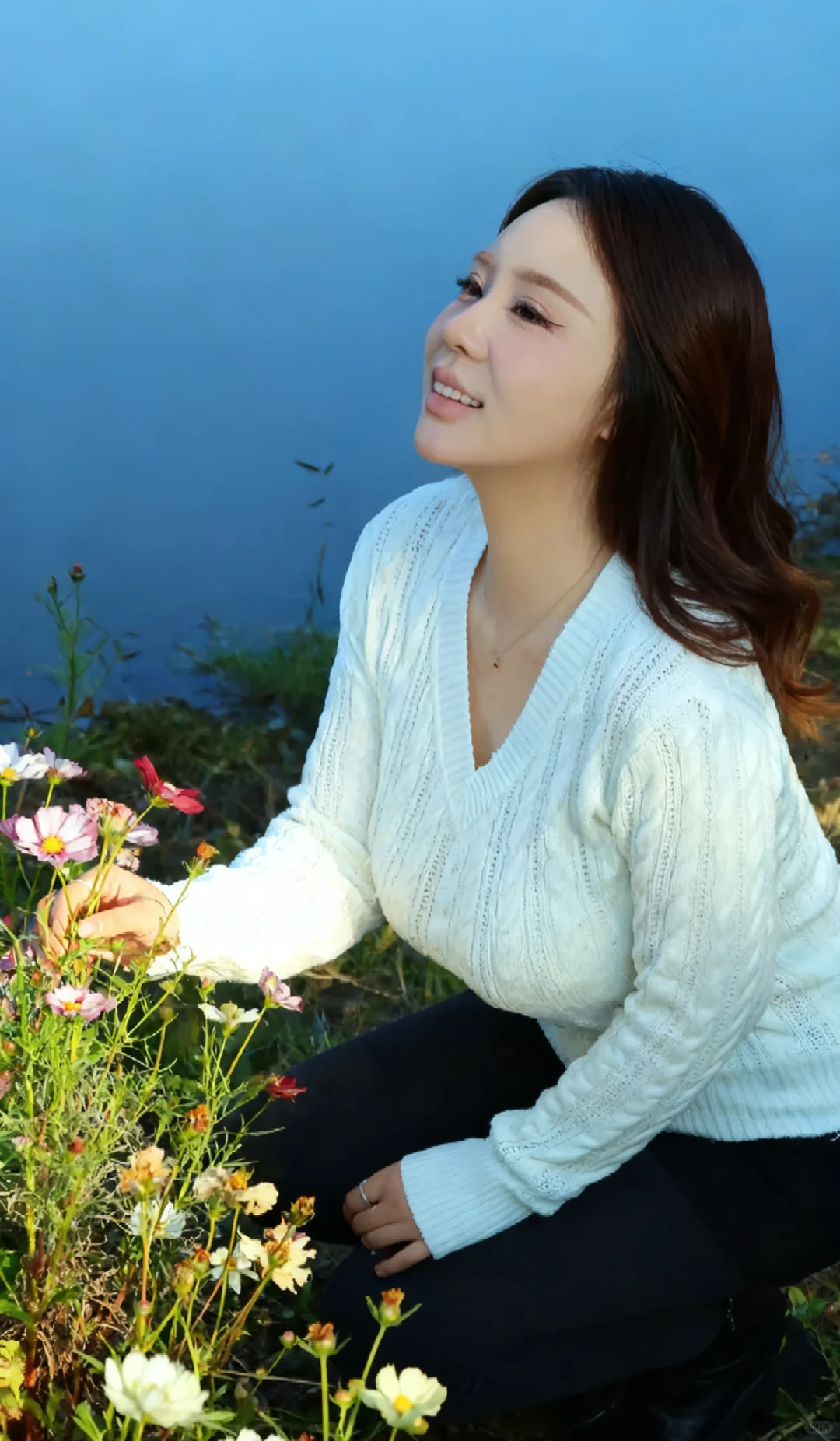 光落在她身上，晚霞染红了她的发梢