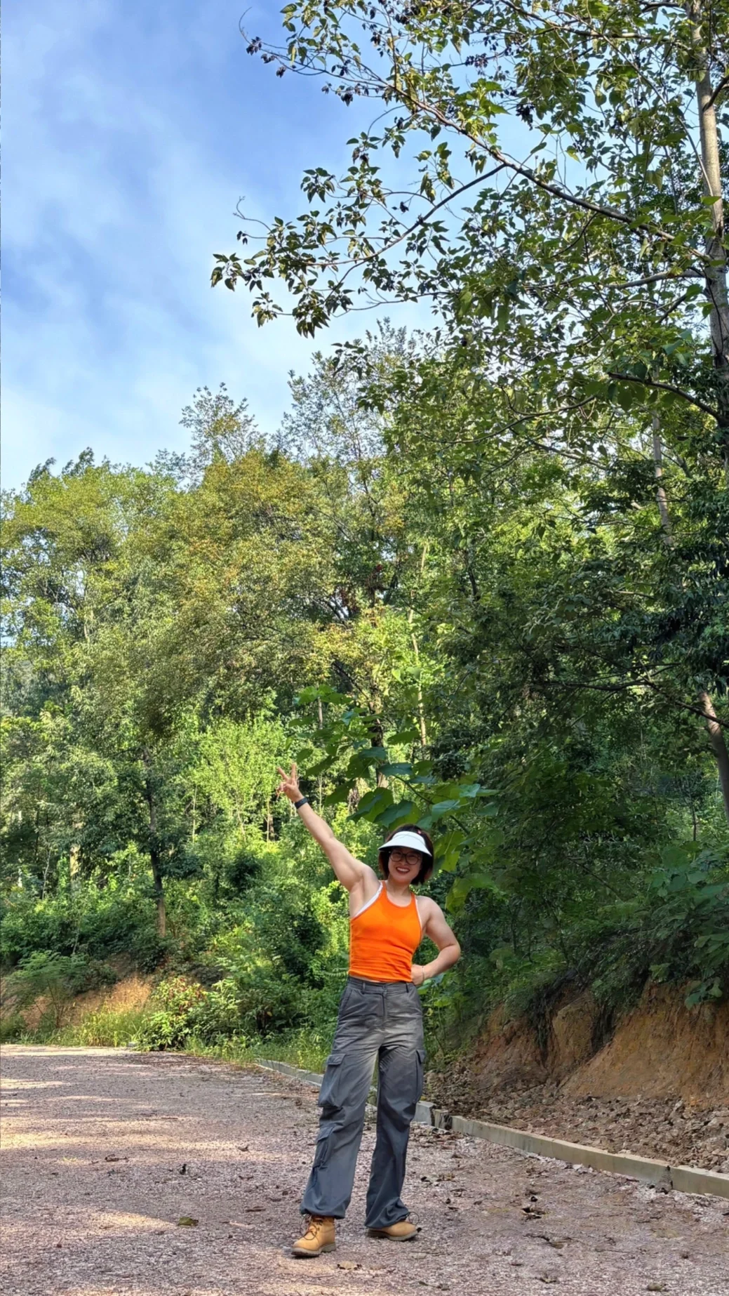 📌【肌肉女徒步｜力量与山野的飒爽美学💪🌄】