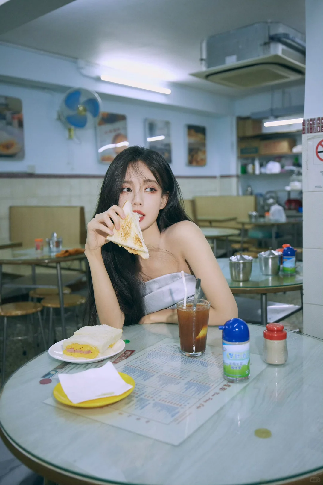 李一桐 闪钻露背裙勾出好身材