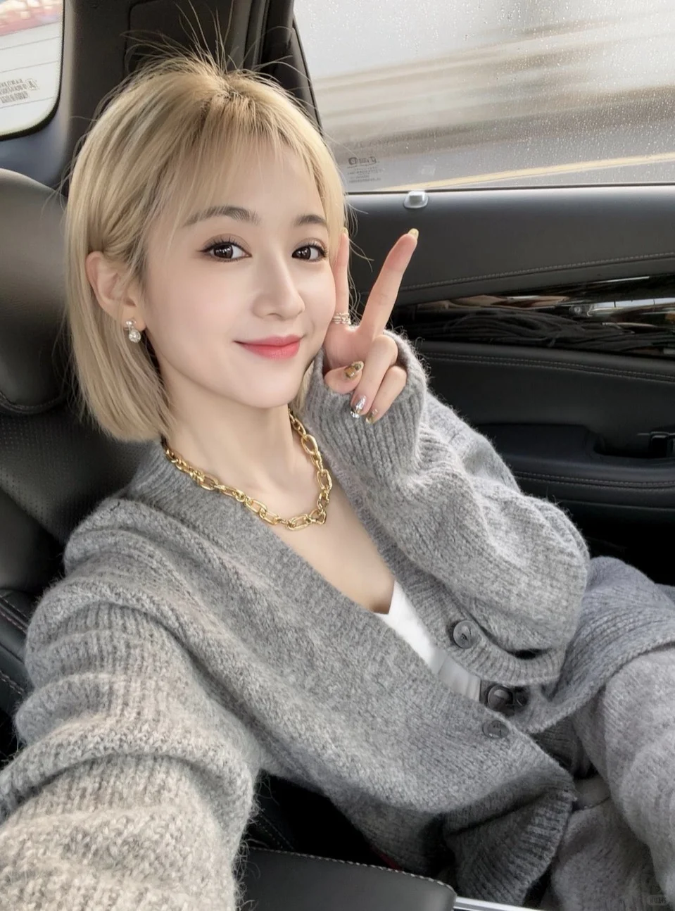 谁懂啊！AI生成的自己也太会拿捏颜值了🤯