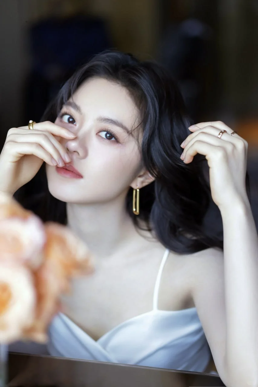 #赵今麦 白色吊带裙唯美写真