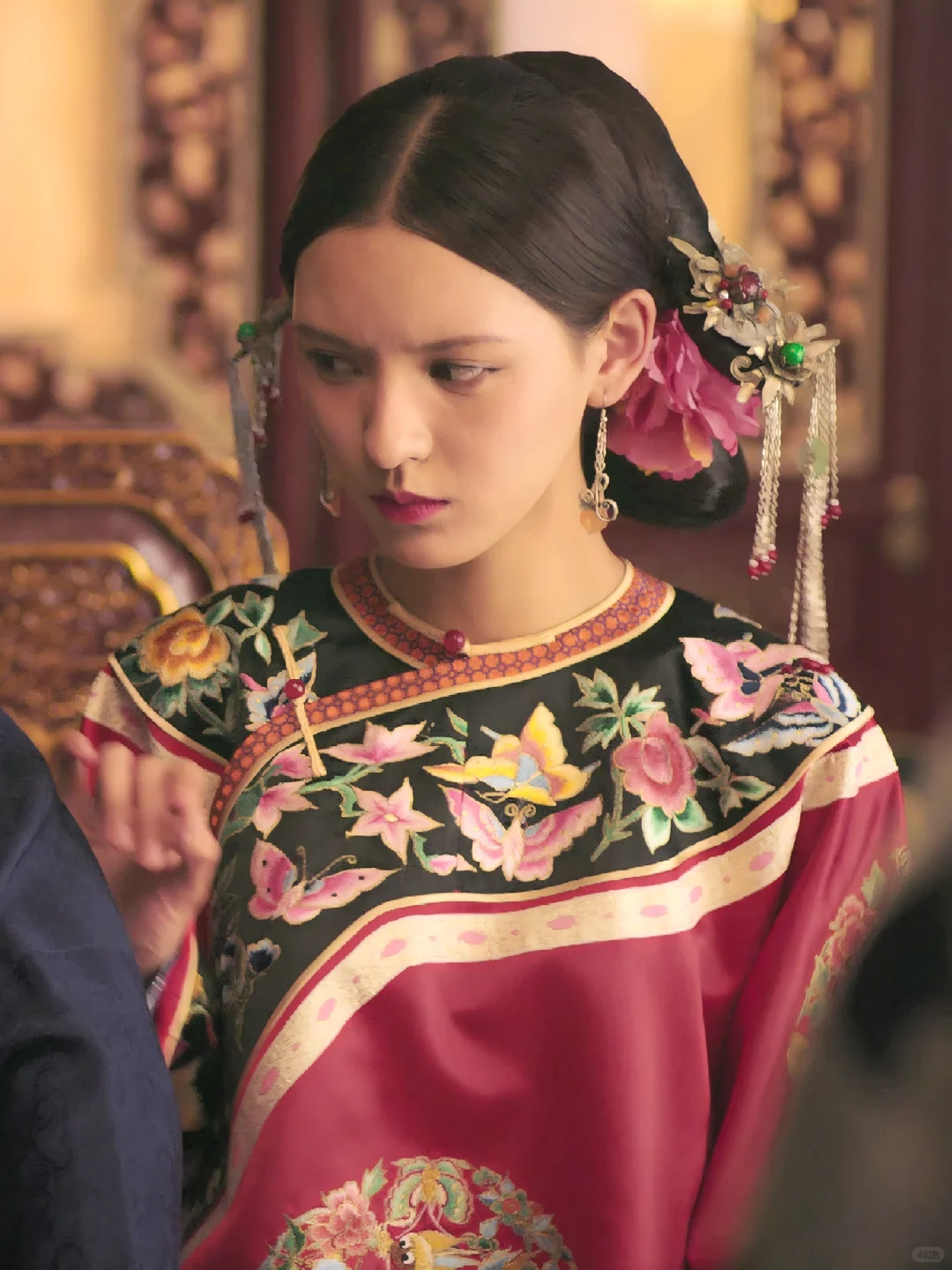 如懿传✘张予曦 水玲珑 ①深红团花汉女袄裙