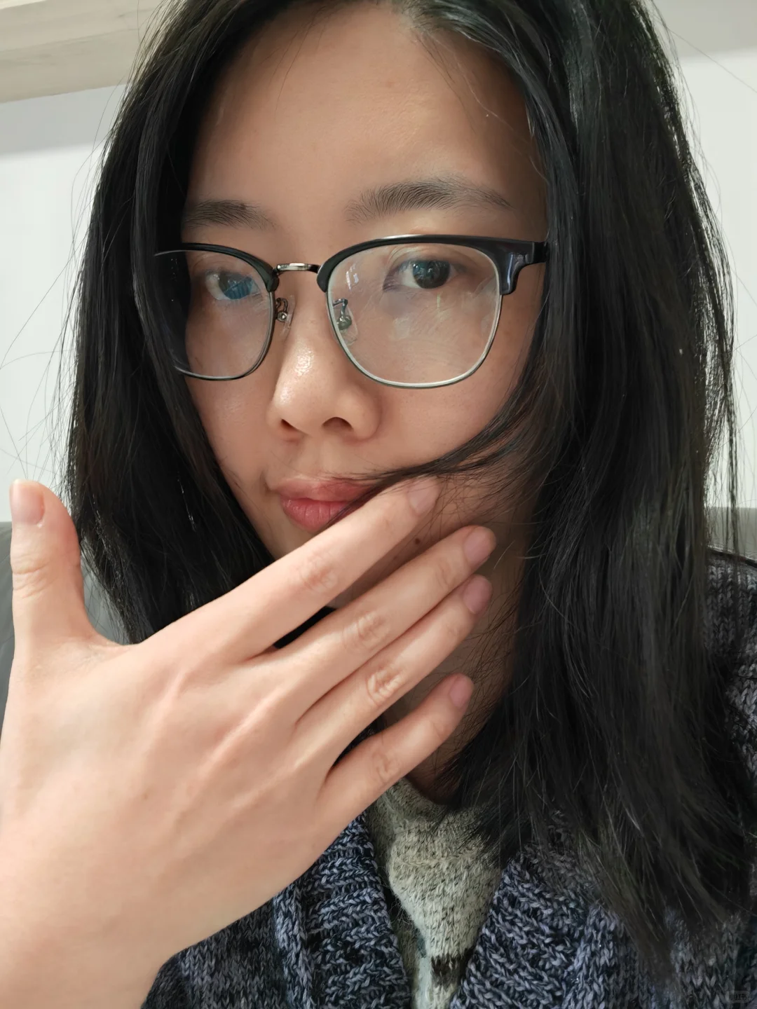 帮我看看，这个女的多少岁？