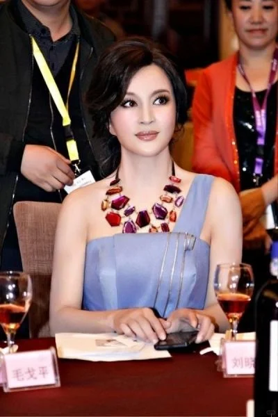 71岁刘晓庆演少女❗她为啥不肯服老？？