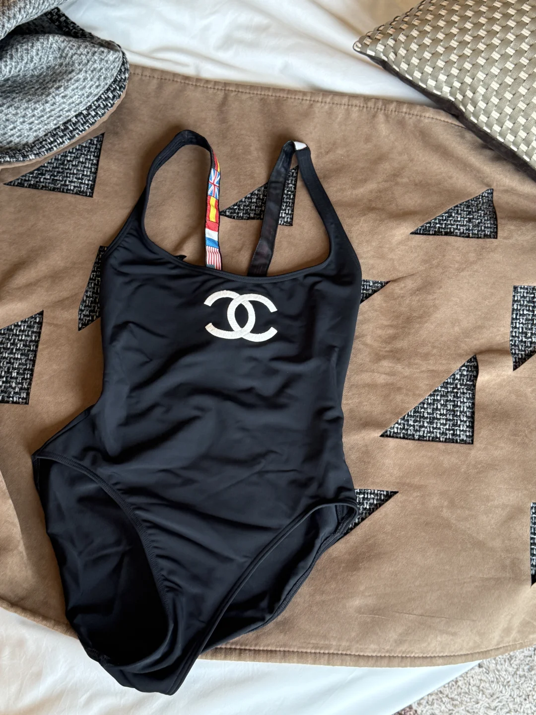 就应该多买泳衣呀🖤🤍🩷💙💜🧡💚