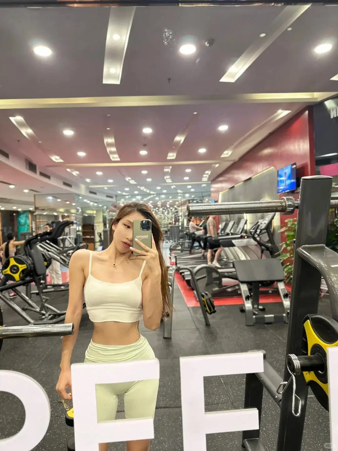 46岁抗衰10年，少女感的尽头是撸铁和抗氧化