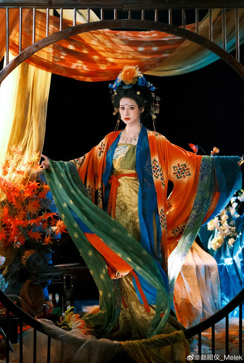 赵昭仪向花少团喊话：下次一起全员古装出街