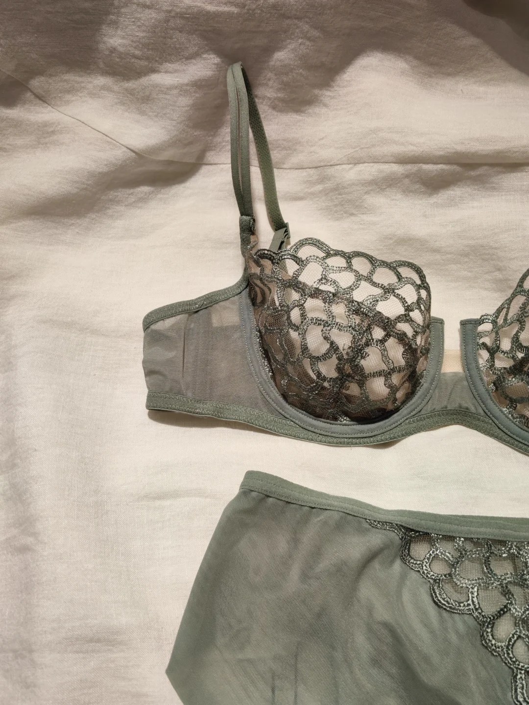 HER｜SENSES流动系列镂空刺绣薄款大胸内衣